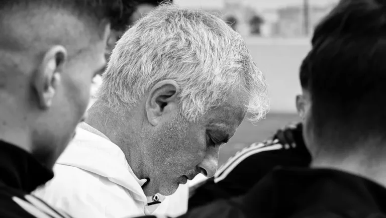 مورينيو يبكي بحرقة قبل مباراة بنفيكا حدادًا على صديقه