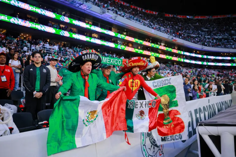 وفاة مشجع في سقوط مأساوي أثناء مباراة المكسيك والبرتغال