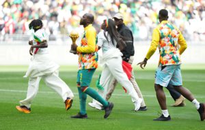 السنغال تستعرض كأس إفريقيا في فرنسا رغم قرار "الكاف"