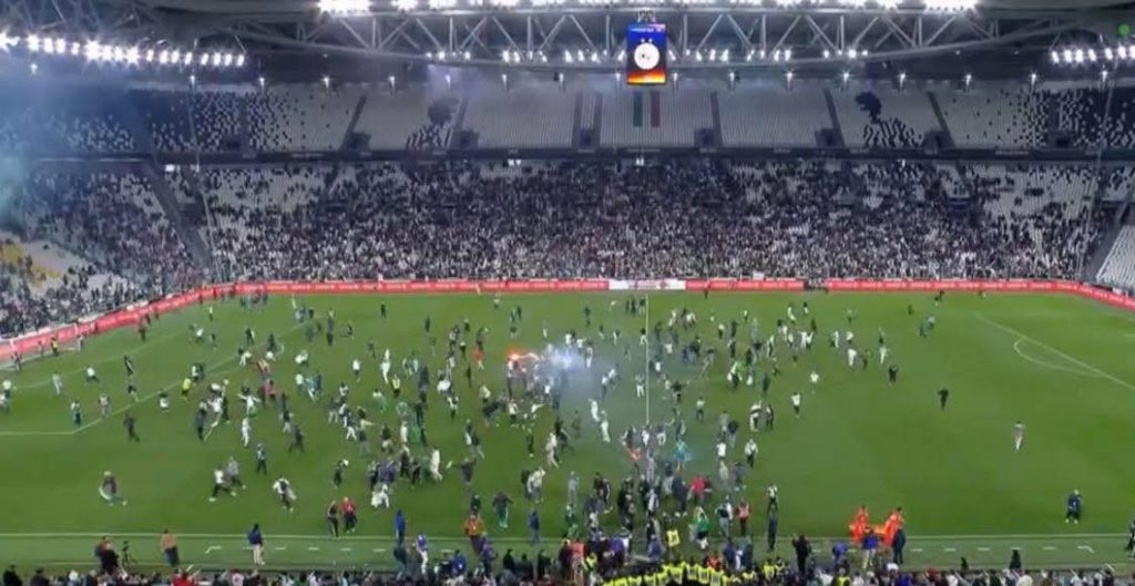 جماهير جزائرية تقتحم الملعب في مباراة ودية أمام الأوروغواي