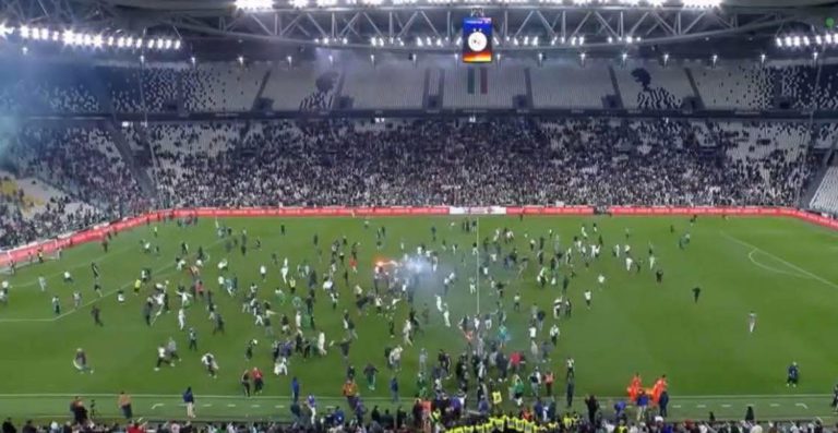 جماهير جزائرية تقتحم الملعب في مباراة ودية أمام الأوروغواي