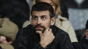 بيكيه يواجه عقوبة جديدة بعد هجومه على الحكام في مباراة ملقا