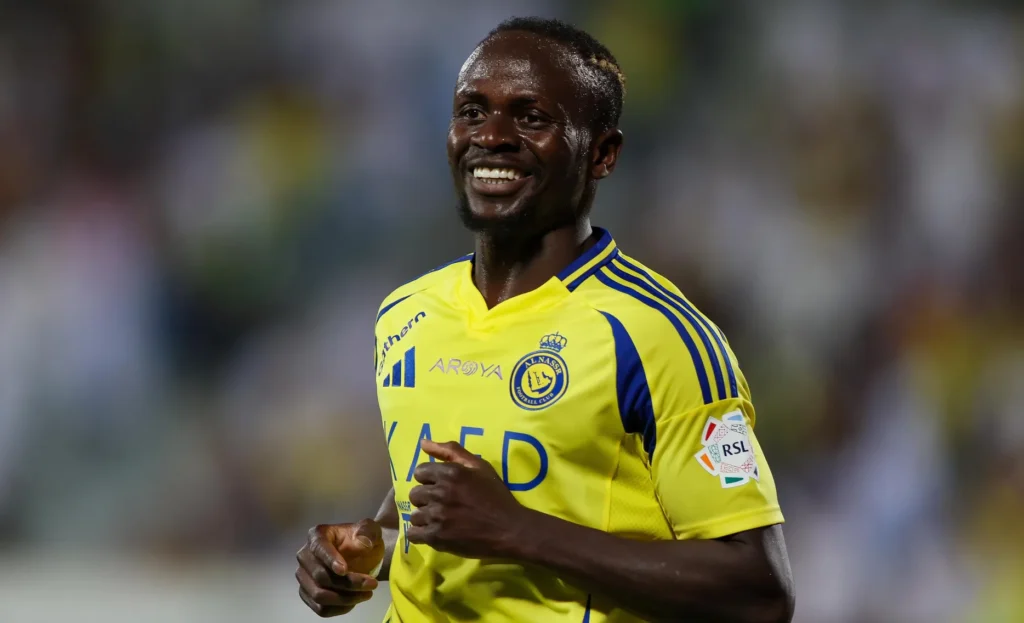 ساديو ماني يحتفل مع حيدر عبد الكريم بتأهل العراق إلى المونديال